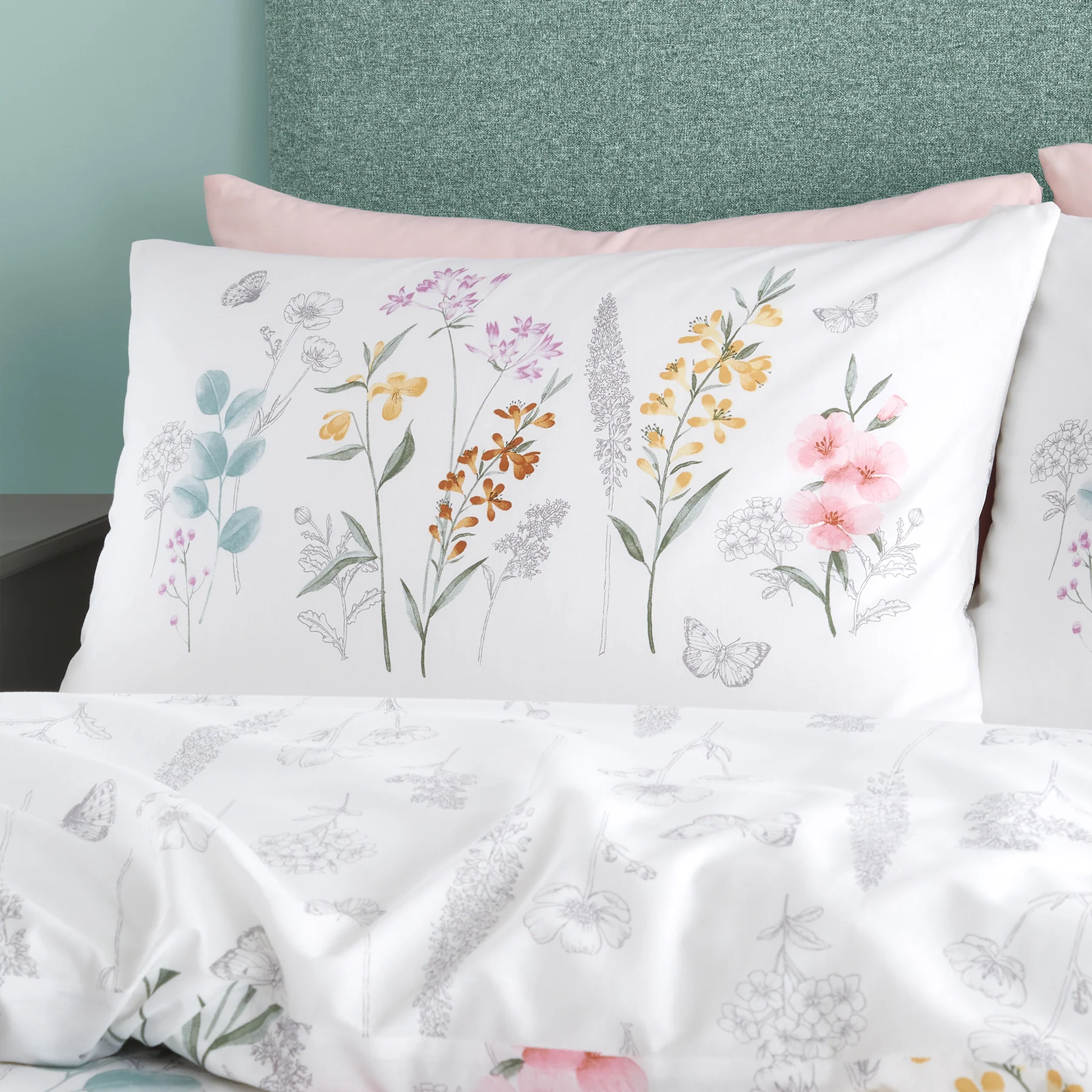 Emilia Floral White Quilt Set